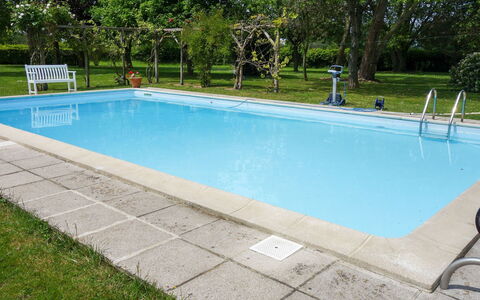 Les Londes: Agua, Piscina, Planta, Sombra, Rectángulo, Árbol, Hierba, Material Compuesto, Ocio, Edificio