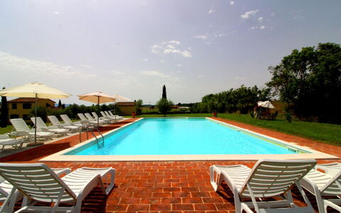 Podere Marcigliano: Agua, Cielo, Propiedad, Planta, Nube, Piscina, Azur, Edificio, Árbol, Mueble Para Exteriores