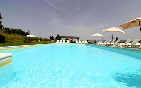 Podere Marcigliano: Agua, Cielo, Piscina, Planta, Azur, Paraguas, Nube, Rectángulo, Árbol, Casa