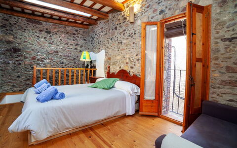 Sant Joan: Mueble, Propiedad, Comodidad, Azur, Madera, Naranja, Textil, Edificio, Diseño De Interiores, Marco De La Cama