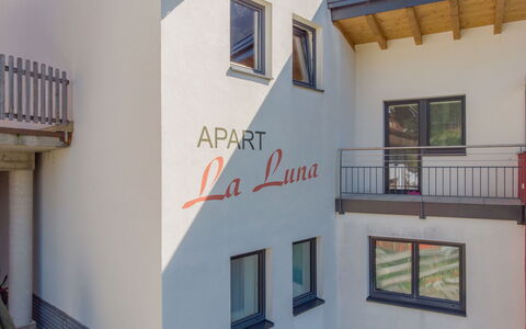 La Luna: Edificio, Propiedad, Ventana, Planta, Barrio, Madera, Barrio Residencial, Propiedad Material, Diseño Urbano