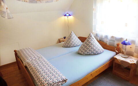Allmendgasse: Habitación, Cama, Habitación, Mueble, Propiedad, Sábana, Marco De La Cama, Diseño De Interiores, Lecho, Colchón