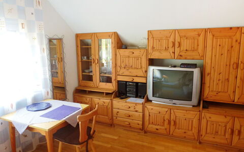 Allmendgasse: Habitación, Mueble, Propiedad, Madera Dura, Suelos De Madera, Sala, Edificio, Diseño De Interiores, Suelo, Casa