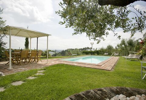 Nel Guasto: Propiedad, Patio Interior, Hierba, Casa, Piscina, Bienes Raíces, Casa, Césped, Yarda, Edificio