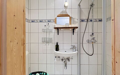 Antweiler 100: Arreglo De Tubería, Diseño De Interiores, Piso, Grifo, Plomería, Baño, Suelo, Habitación, Lavabo, Lavabo Del Baño