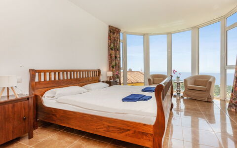 Gaudí: Habitación, Mueble, Madera, Cama, Suelo, Diseño De Interiores, Piso, Sábana, Lecho, Departamento