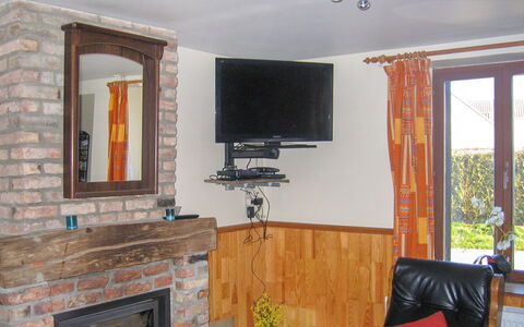 Gîte Rural Mamijana: Propiedad, Mueble, Espejo, Edificio, Televisión, Sofá, Madera, Diseño De Interiores, Encendiendo, Sala