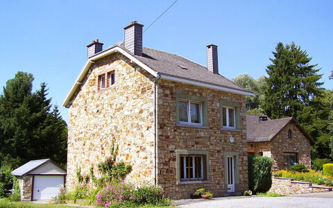 Vielsalm: Planta, Cielo, Edificio, Ventana, Árbol, Casa, El Terreno Del Lote, Cabaña, Barrio Residencial