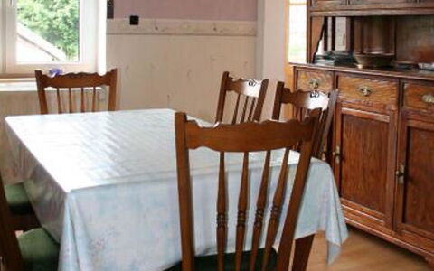 Vielsalm: Mueble, Habitación, Producto, Comedor, Mesa, Propiedad, Madera Dura, Suelo, Silla, Cocina Y Comedor Mesa