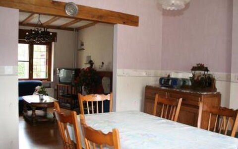 Vielsalm: Habitación, Propiedad, Mueble, Edificio, Casa, Diseño De Interiores, Techo, Suelo, Bienes Raíces, Mesa