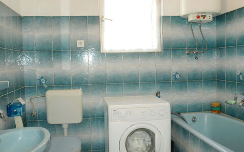 Agneza: Baño, Azul, Loseta, Habitación, Turquesa, Propiedad, Baño, Arreglo De Tubería, Pared, Diseño De Interiores