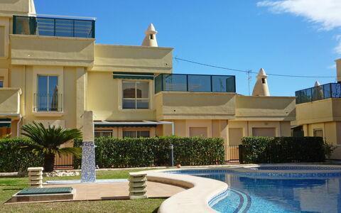 Medina del Sol i: Planta, Cielo, Agua, Ventana, Azul, Nube, Edificio, Barrio Residencial, Bienes Raíces, Hierba