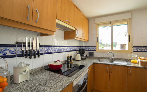 Dénia 489: Mostrador, Gabinetes, Fregadero, Propiedad, Lavabo, Grifo, Ventana, Cocina, Diseño De Interiores, Estufa De Cocina