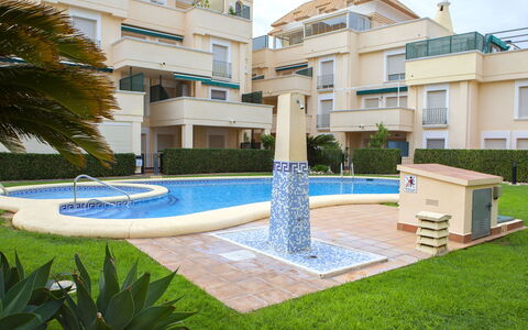 Medina del Sol i: Planta, Agua, Propiedad, Edificio, Ventana, Nube, Cielo, Ocio, Condominio, Diseño Urbano