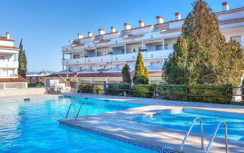 Residencial Gran Sol: Agua, Cielo, Planta, Edificio, Piscina, Azur, Ventana, Agua, Árbol, Ocio