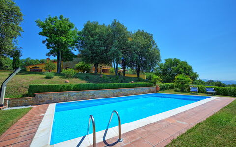 Villa Crispinino: Piscina, Propiedad, Bienes Raíces, Hierba, Ocio, Casa, Inmuebles, Casa, Patio Interior, Barrio Residencial