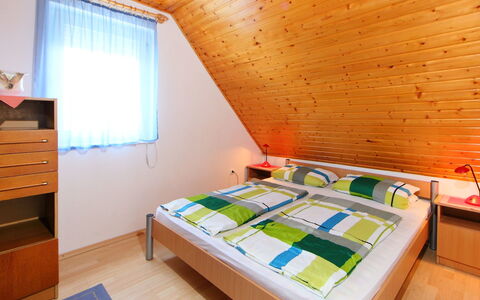 Margaret: Habitación, Cama, Mueble, Propiedad, Habitación, Diseño De Interiores, Pared, Edificio, Casa, Marco De La Cama
