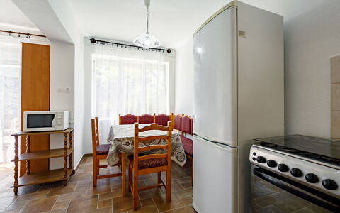 Margaret: Mueble, Gabinetes, Edificio, Estufa De Gas, Madera, Piso, Casa, Suelo, Cocina, Aparato De Cocina