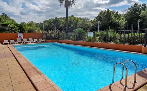 L'Annonciade: Piscina, Mueble Para Exteriores, Recurso, Material Compuesto, Sombra, Eco Hotel, Hotel, Sunlounger, Silla