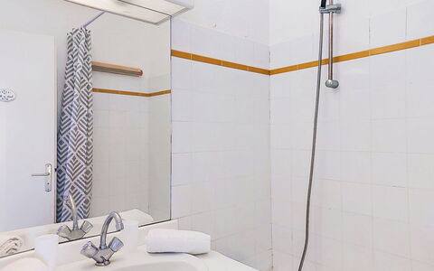 L'Annonciade: Arreglo De Tubería, Piso, Diseño De Interiores, Baño, Suelo, Plomería, Grifo, Lavabo, Habitación, Ducha