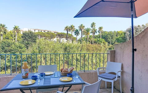 L'Annonciade: Mueble Para Exteriores, Mueble, Silla, Sombra, Mesa Al Aire Libre, Balcón, Eco Hotel, Piscina, Recurso
