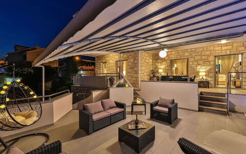 Villa Antonija: Sofá, Diseño De Interiores, Edificio, Sombra, Sala, Casa, Mesa, Bienes Raíces, Condominio, Piso
