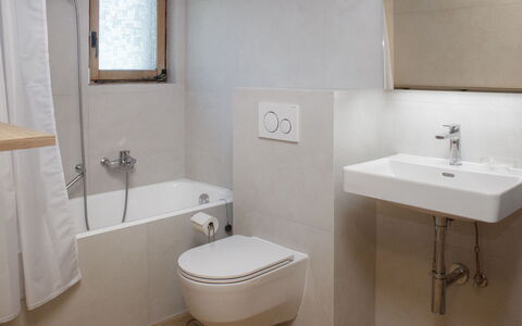 Verbier 390: Baño, Arreglo De Tubería, Asiento Del Baño, Baño, Pared, Piso, Diseño De Interiores, Suelo, Lavabo, Grifo