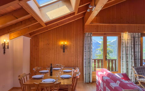 Verbier 390: Mueble, Propiedad, Mesa, Silla, Ventana, Madera, Diseño De Interiores, Arquitectura, Suelo, Pared