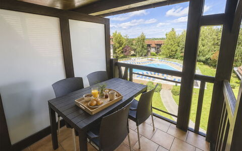 Résidence du Golf: Madera, Mueble, Manchas De Madera, Techo, Madera Dura, Silla, Sombra, Mesa Al Aire Libre, Cocina Y Comedor Mesa, Mueble Para Exteriores