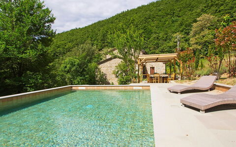 La Valchiera: Agua, Cielo, Planta, Nube, Edificio, Piscina, Paisaje Natural, Árbol, Rectángulo, Hierba