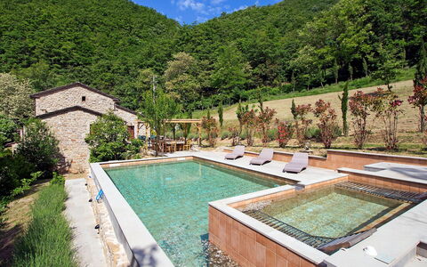 La Valchiera: Agua, Planta, Cielo, Propiedad, Nube, Piscina, Edificio, Botánica, Árbol, Montaña