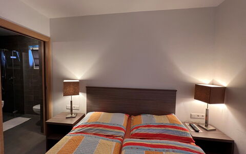Mountain Resort-Kaprun: Mueble, Edificio, Propiedad, Comodidad, Textil, Madera, Diseño De Interiores, Naranja, Marco De La Cama, Encendiendo