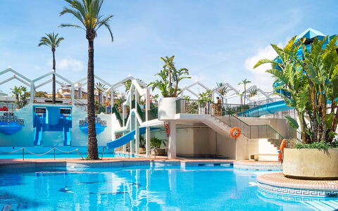 Benalbeach: Agua, Cielo, Nube, Planta, Azul, Azur, Piscina, Balneario, Árbol, Arecales