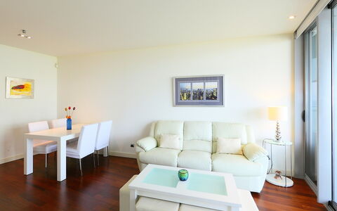Diagonal Mar: Habitación, Propiedad, Mueble, Diseño De Interiores, Sala, Suelo, Edificio, Casa, Pared, Techo
