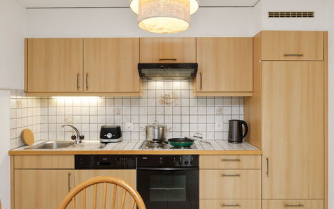 Cornalin 2: Cocina, Mueble, Gabinetes, Madera, Mostrador, Diseño De Interiores, Aparato De Cocina, Piso, Electrodoméstico, Suelo