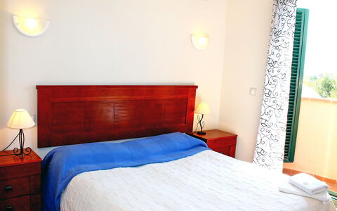 Mirador Ii: Habitación, Cama, Mueble, Habitación, Propiedad, Sábana, Marco De La Cama, Rojo, Diseño De Interiores, Pared