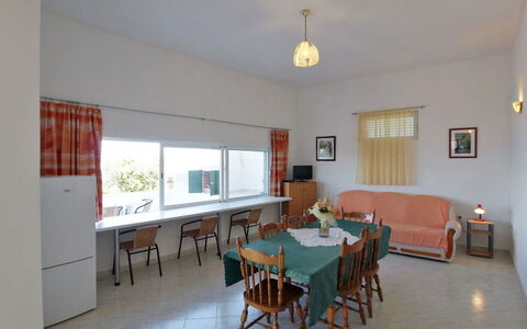 Zdenko 1: Habitación, Propiedad, Edificio, Mueble, Bienes Raíces, Comedor, Casa, Diseño De Interiores, Mesa, Suelo