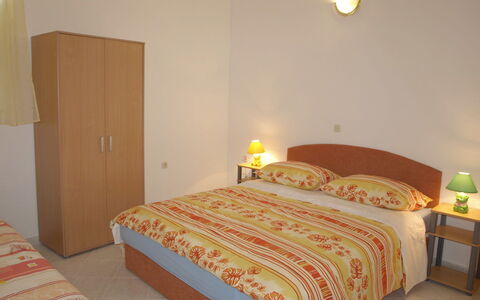 Zdenko 1: Habitación, Cama, Habitación, Mueble, Sábana, Propiedad, Suelo, Marco De La Cama, Lecho, Pared