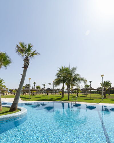 Roquetas de Mar 100: Agua, Cielo, Planta, Árbol, Paisaje Natural, Arecales, Piscina, Ocio, Ciudad De Vacaciones, Hierba