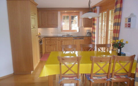 Chalet Nagano: Mesa, Ventana, Gabinetes, Mostrador, Planta, Edificio, Estante, Madera, Planta De Casa, Cocina