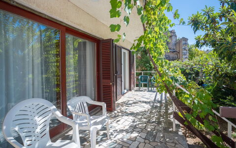 Andrijana: Propiedad, Edificio, Planta, Madera, Diseño De Interiores, Silla, Ocio, Bienes Raíces, Mesa, Paisaje