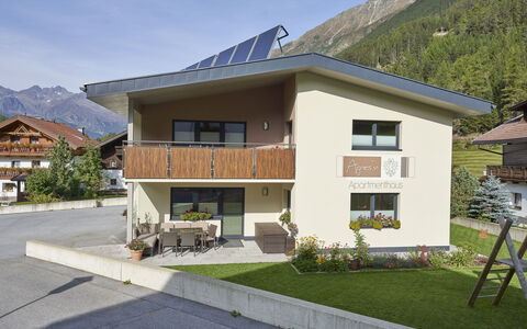 Längenfeld 330: Cielo, Planta, Edificio, Montaña, Propiedad, Ventana, Casa, El Terreno Del Lote, Árbol, Sombra