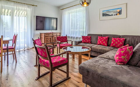 Riki: Mueble, Diseño De Interiores, Piso, Sofá, Suelo, Habitación, Sala, Techo, Mesa, Suelos De Madera