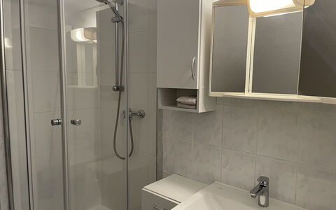 Villa Sorgenfrei: Arreglo De Tubería, Propiedad, Grifo, Lavabo, Alcachofa De La Ducha, Baño, Diseño De Interiores, Ducha, Edificio