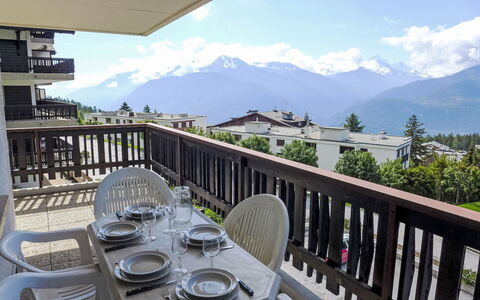 Mandarin B 19: Cielo, Nube, Propiedad, Mueble, Blanco, Edificio, Montaña, Mesa, Casa, Diseño De Interiores