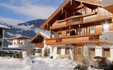 Hauser: Cielo, Nube, Nieve, Edificio, Propiedad, Ventana, Montaña, Planta, Casa, Pendiente