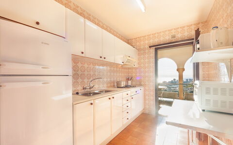 Playa de Aro 511: Propiedad, Habitación, Diseño De Interiores, Mueble, Edificio, Suelo, Techo, Cocina, Casa, Mostrador