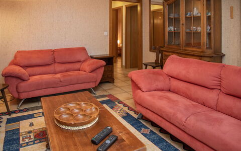 Roc Lyv: Mueble, Diseño De Interiores, Piso, Suelo, Sofá, Madera, Habitación, Textil, Sala, Techo