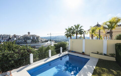 Villa Unica: Agua, Planta, Cielo, Propiedad, Piscina, Azur, Árbol, Edificio, Mueble Para Exteriores, Sombra