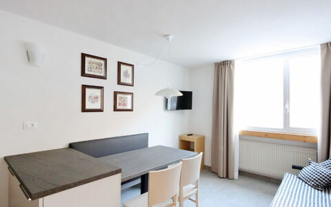 Kristall: Habitación, Mueble, Propiedad, Blanco, Diseño De Interiores, Edificio, Suelo, Mesa, Casa, Habitación